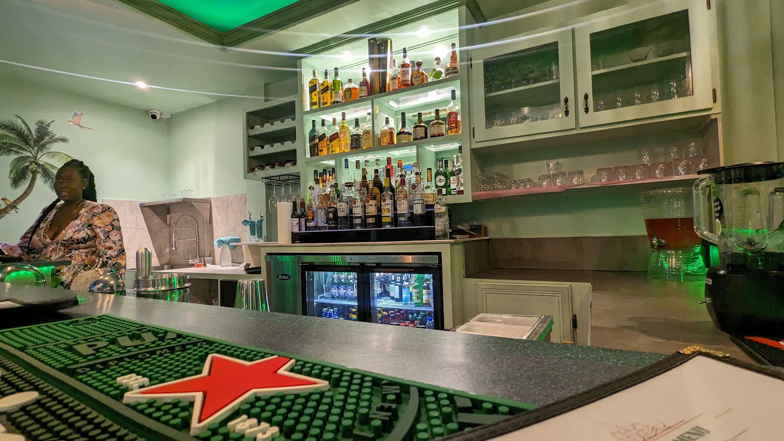 Rhe’s Beach House | Restaurant & Bar