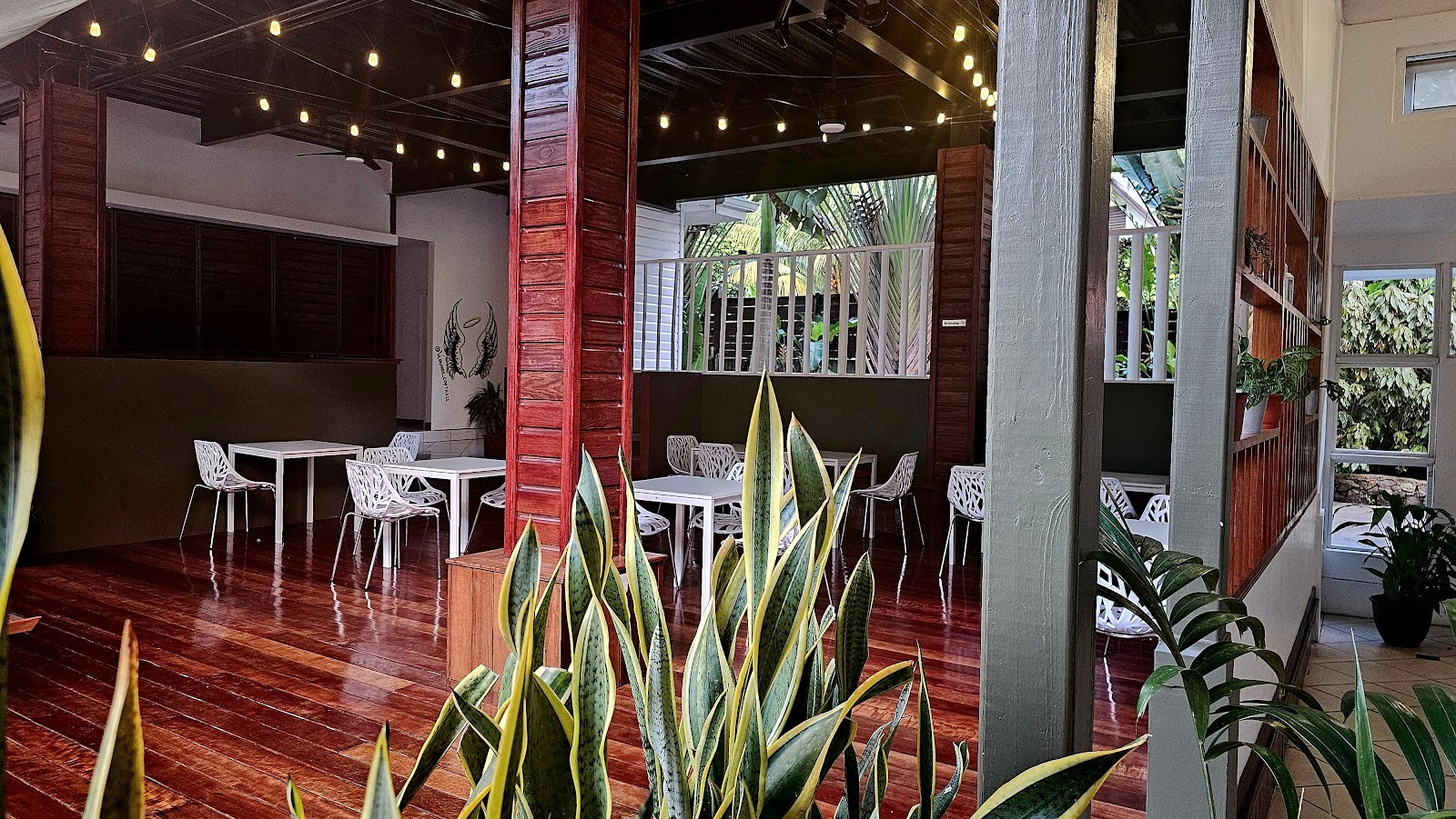 V. Lounge and Grill